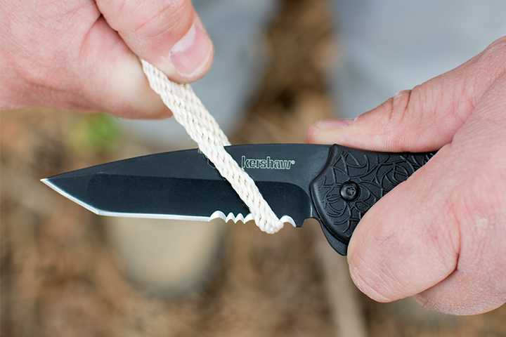 Kershaw Blur - Black, Serrated cutting rope away from body